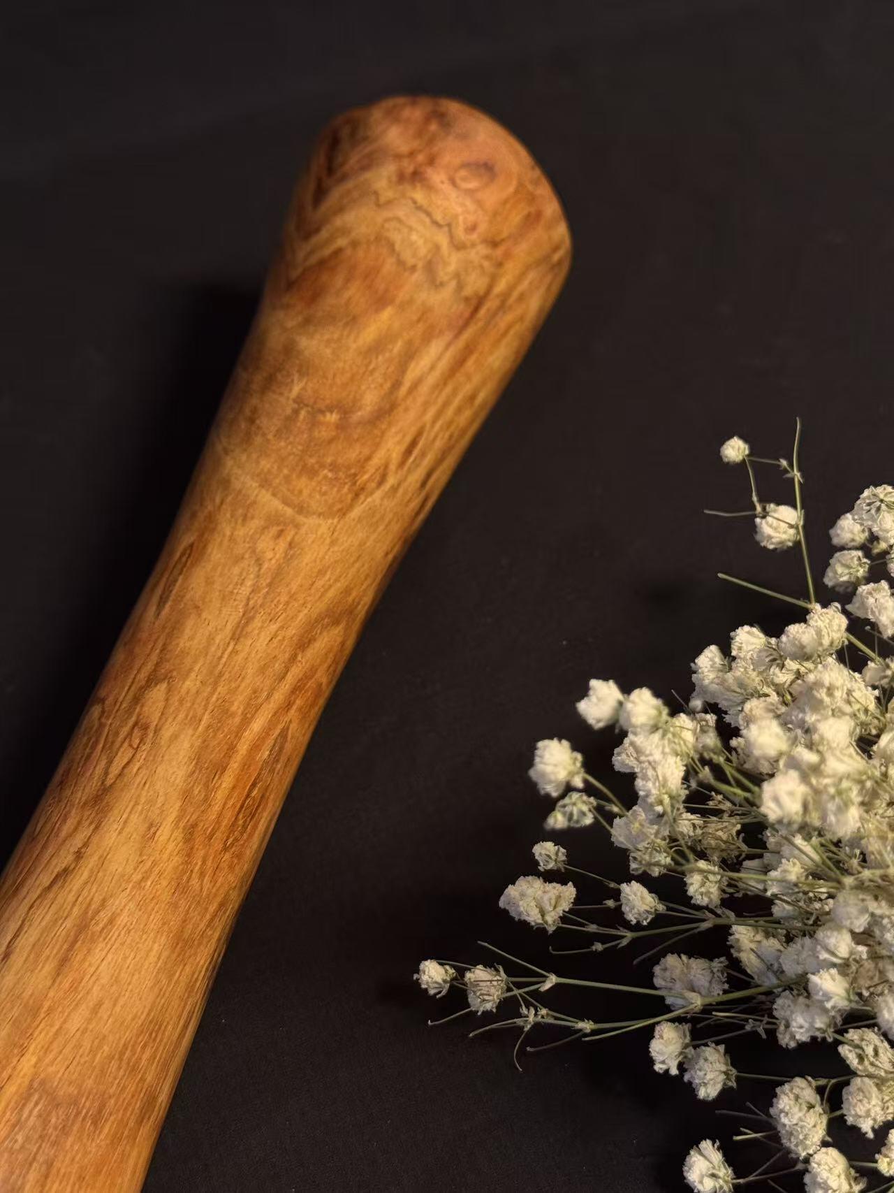 零元拍：NO.27终于在节前收到这批送出去加工的海南黄花梨随型把玩棍横财，这也许就是玩木头的乐趣吧，每一个花纹都独一无二，是自然与匠心的完美邂逅。 它保留了木材最本真的曲线，每一处起伏都像是时光在木头上留下的指纹。尺寸：49.5/6.2/5MM