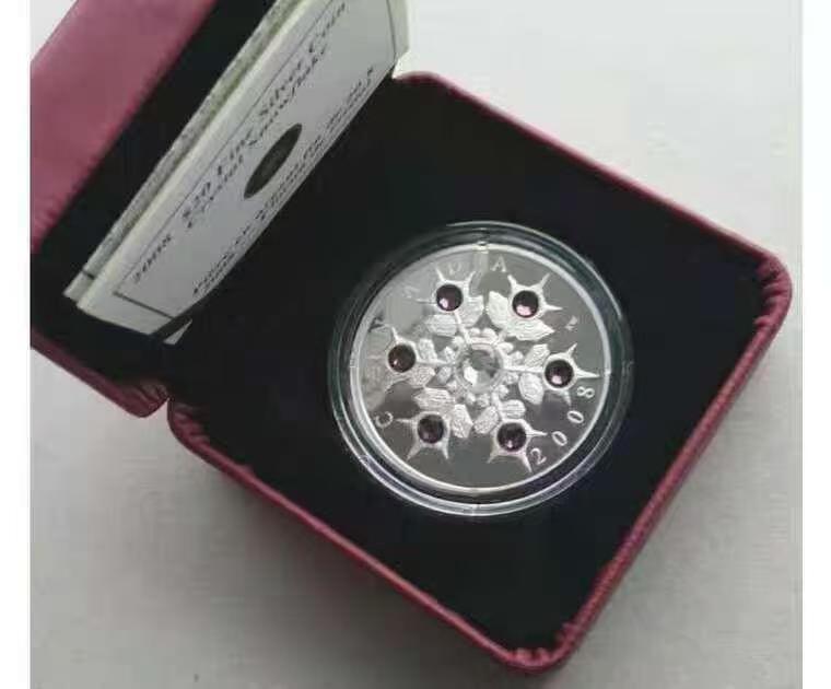 ❤️【币观天下】❤️ 第345期钱币拍卖场- 2026.3.20周五晚上6点半场 长期征集拍品  加拿大2008年粉色雪花水晶镶嵌银币 面值20元 重量31.39克 直径38毫米 币面镶嵌施华洛世奇水晶元素，发行量15000枚，原盒证书。