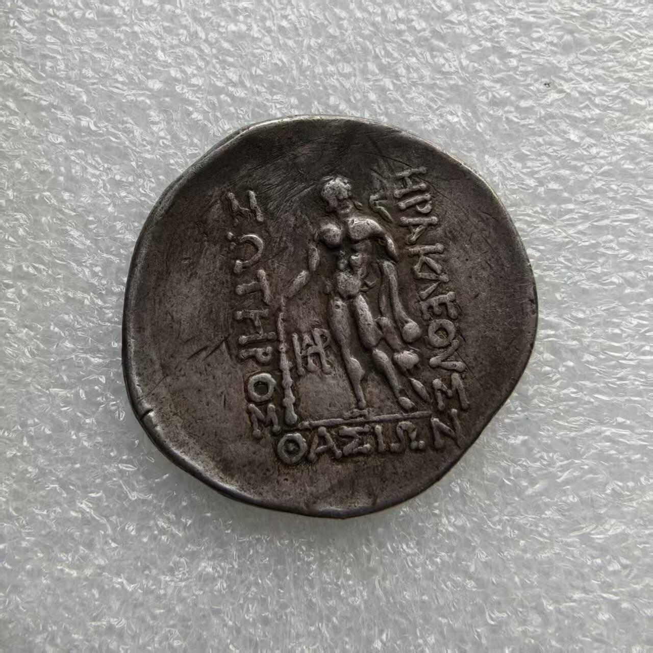 瓶子🏺第233期拍卖会 古希腊色雷斯萨索斯岛四德酒神大力神银币，面值：4德拉克马，公元前2-1世纪发行，希腊北部萨索斯岛打制。  正面：酒神狄奥尼索斯头戴葡萄藤冠 背面：大力神赫拉克勒斯手持狼牙棒和狮皮站立，两侧铭文  重16.30克  直径33mm