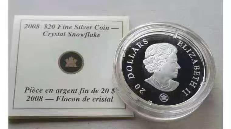 ❤️【币观天下】❤️ 第345期钱币拍卖场- 2026.3.20周五晚上6点半场 长期征集拍品  加拿大2008年粉色雪花水晶镶嵌银币 面值20元 重量31.39克 直径38毫米 币面镶嵌施华洛世奇水晶元素，发行量15000枚，原盒证书。