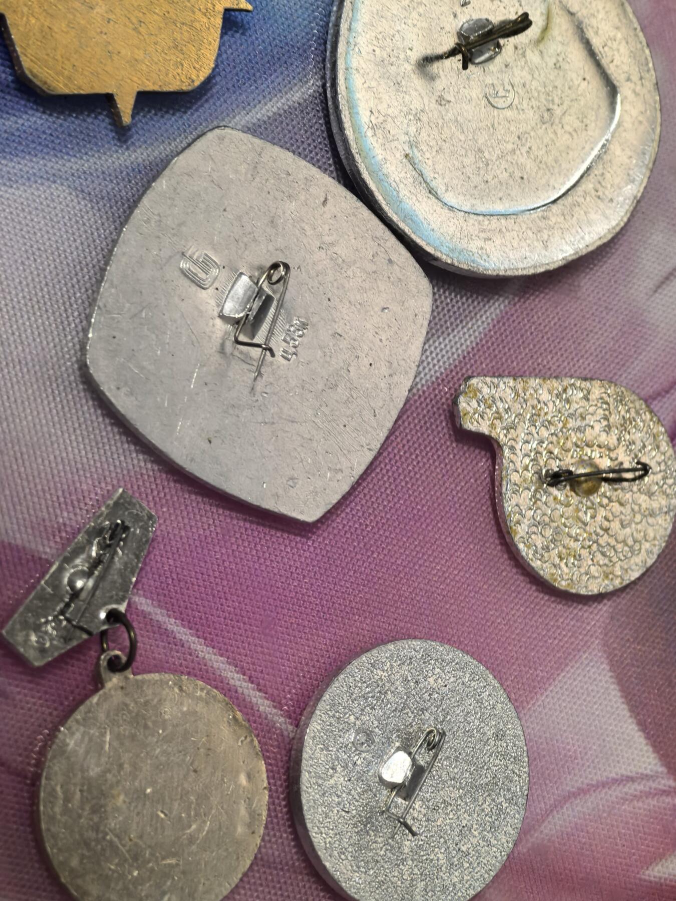 苏联勋章奖章拍卖 本次有亚捏，苏联艺术家，2次英雄的奖状，国际运动员全套等好货 不要错过 3月20日晚上九点结束在麦稀奇 找不到的加我qq或者微信都是184277308备注苏章拍卖。