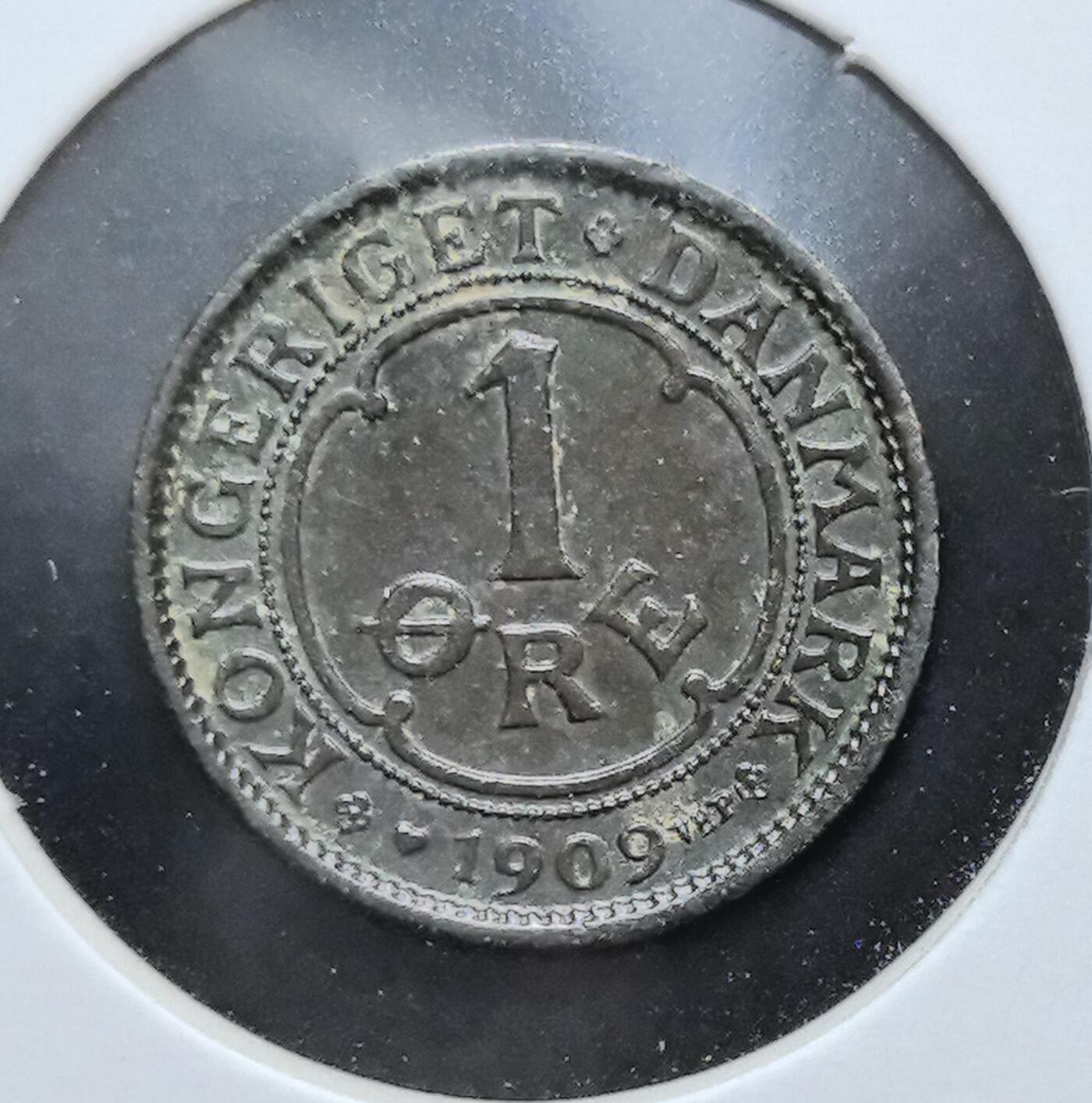 外国优质老铜币银币苏联纪念章，每周六晚九点倒数截拍，满百包邮可寄存，持续收拍 丹麦1909年1欧尔铜币，属弗雷德里克八世时期。正面为丹麦王号与君主花押，背面是面值，属于斯堪的纳维亚货币体系，是当时丹麦日常小额流通的辅币。