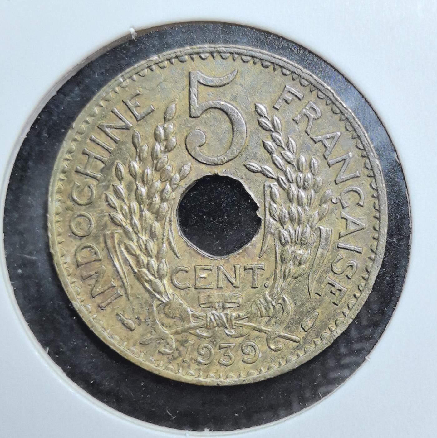 外国优质老铜币银币苏联纪念章，每周六晚九点倒数截拍，满百包邮可寄存，持续收拍 法属印度支那1939年 5分，属二战时期殖民货币，中孔设计独特，正面饰法兰西女神与稻穗纹饰，见证法国在东南亚殖民史，是法属远东钱币收藏的入门佳品。