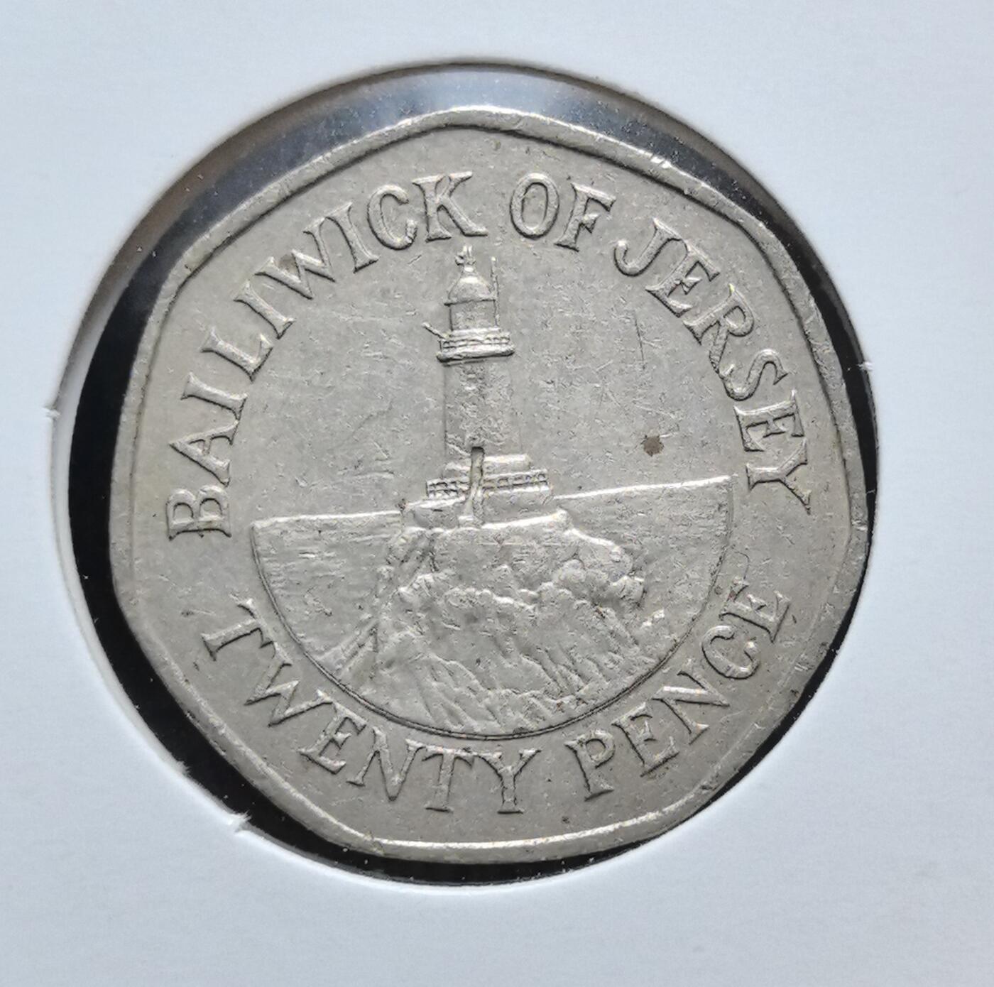 外国优质老铜币银币苏联纪念章，每周六晚九点倒数截拍，满百包邮可寄存，持续收拍 泽西行政区1983年科比特灯塔20 便士，正面为伊丽莎白二世头像，背面是科比特灯塔图案，体现泽西作为英国皇家属地的货币特色与海洋文化。