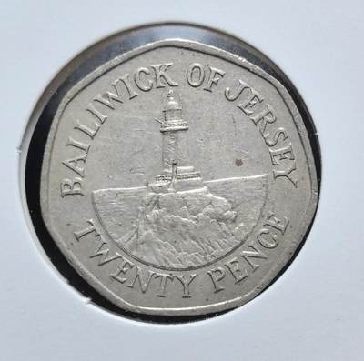 外国优质老铜币银币苏联纪念章，每周六晚九点倒数截拍，满百包邮可寄存，持续收拍 - 泽西行政区1983年科比特灯塔20 便士，正面为伊丽莎白二世头像，背面是科比特灯塔图案，体现泽西作为英国皇家属地的货币特色与海洋文化。