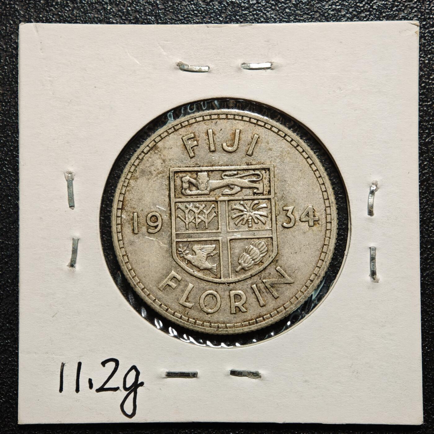 【德藏】世界币章拍卖第168期（拍品征集中~欢迎藏友联系） 老藏家集藏系列之- 1934年 英属斐济1弗洛林银币 直径约：28.6mm；重约：11.3g 入册20余年·附有当年购入价