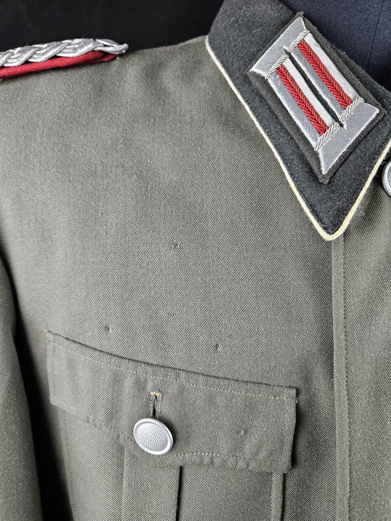 0元起拍勋章 第340期 咸鱼国勋章拍卖专场 3月22日（周日）下午6：00开始 东德早期 史塔西 刺绣领章袖章 少校黑领礼服上衣 领围43 胸围112 肩宽48 衣长78 袖长66