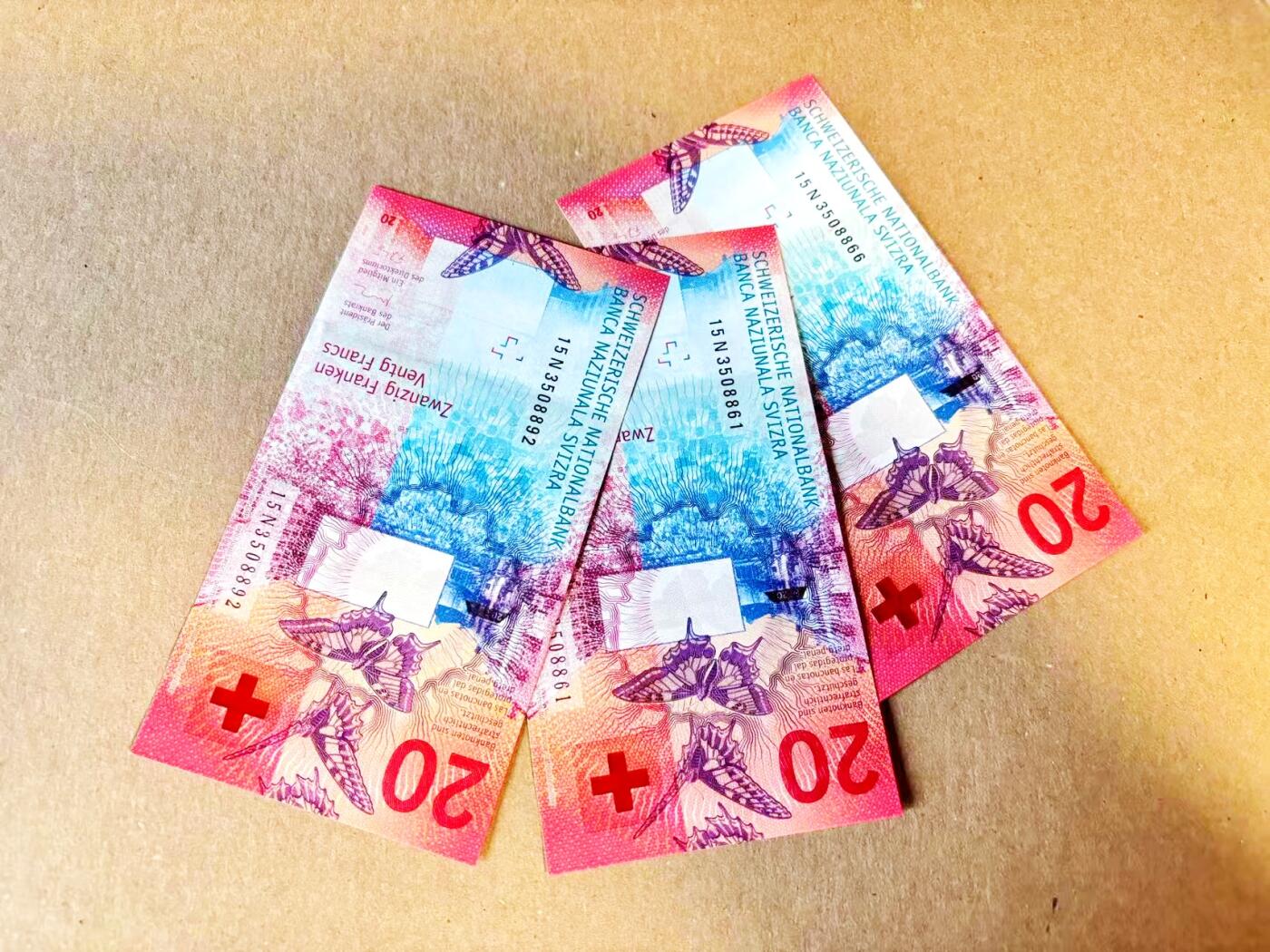 【Blue Auction】世界纸币精拍第796期——18级TOP拍卖/信誉/品质/专业/高效💫 【一组3张无47】瑞士 2015年20法郎 全新UNC