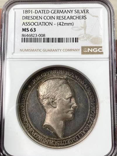 万国钱币拍卖第063期 - NGC MS63 1891年德国德累斯顿硬币研究协会纪念大银章 会长萨克森公爵约翰·乔治侧相 德累斯顿钱币协会建筑景观 七色虹彩包浆裹身镜面精铸极其漂亮 NGC唯一冠军分 42.55MM 27.07G