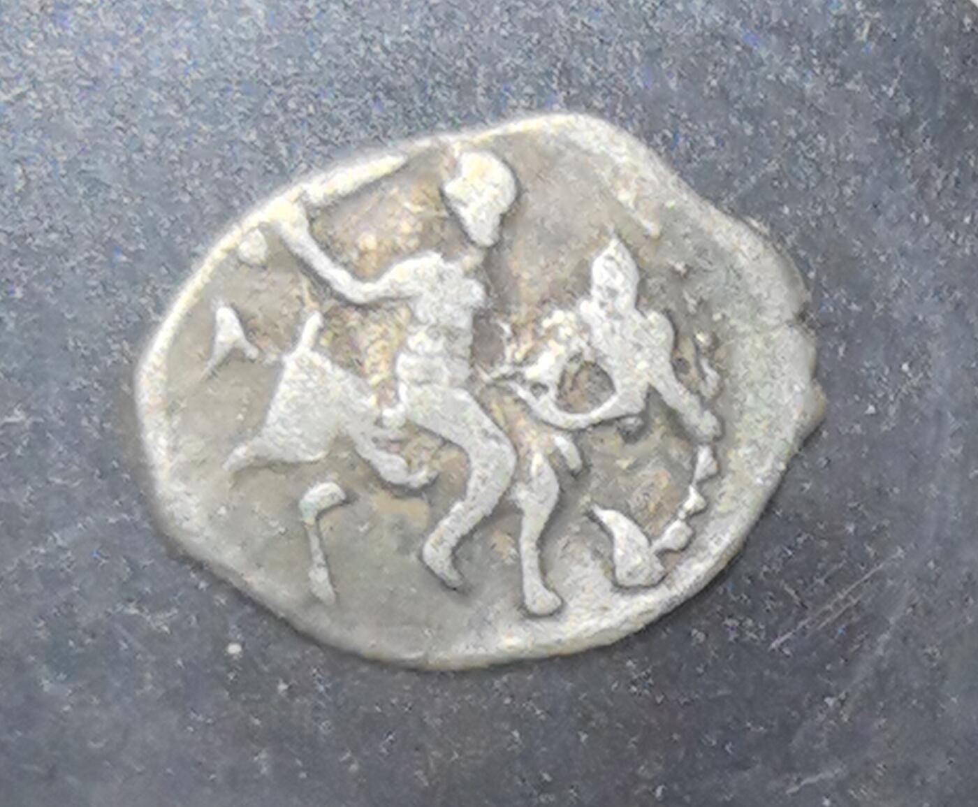 外国优质老铜币银币苏联纪念章，每周六晚九点倒数截拍，满百包邮可寄存，持续收拍 俄罗斯中世纪伊凡雷帝时期戈比银币，背面为圣乔治骑马屠龙纹，正面是斯拉夫文铭文。铸于莫斯科大公国时期，是早期罗斯货币体系的代表，见证俄罗斯从分裂走向集权的历史进程。