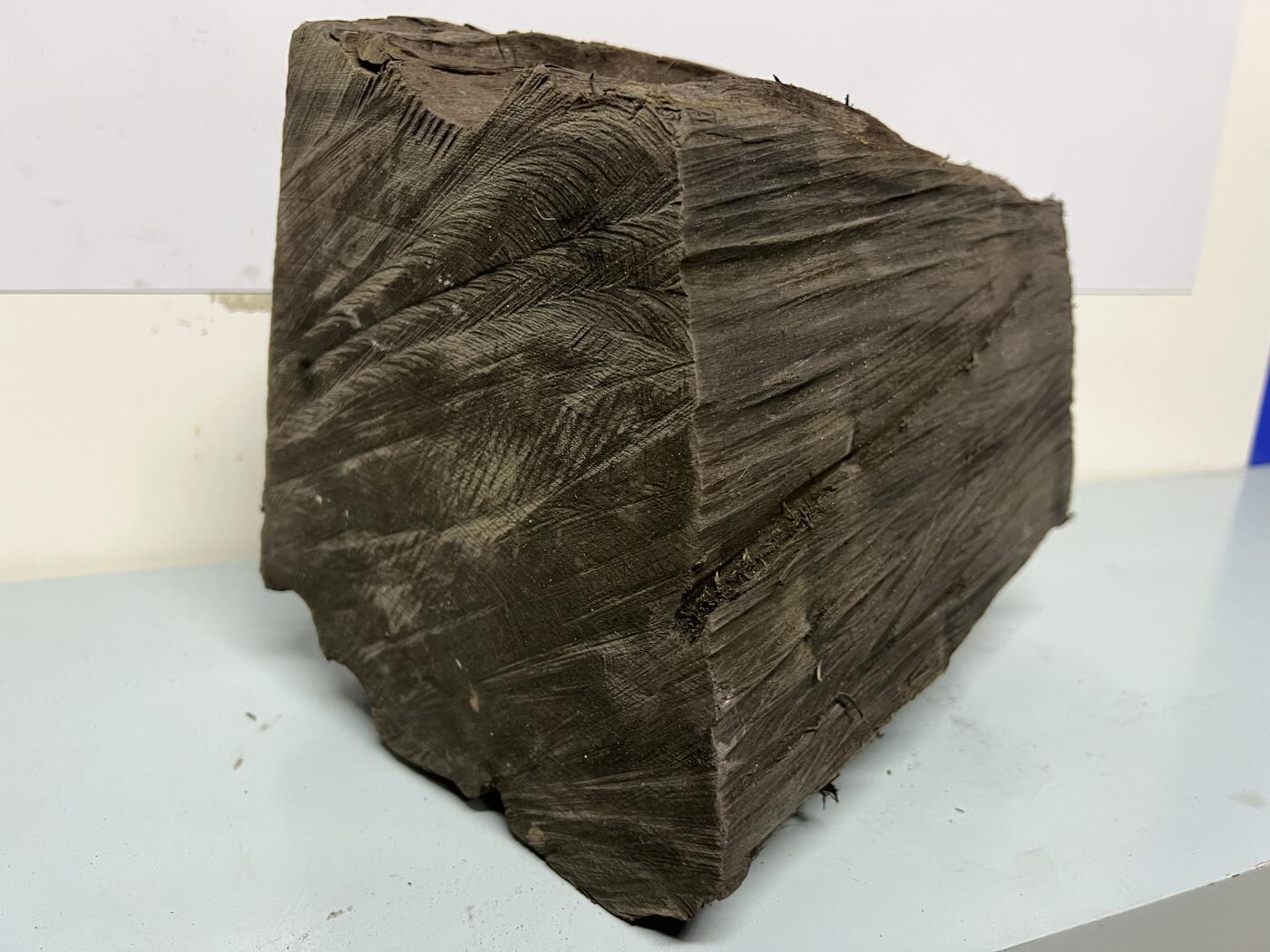 零元拍：满金丝祖母绿级别 阴沉木 金丝楠墩子老料 做凳子 做茶台  做雕件 满肉满金丝 果香满满 尺寸：20/19/24CM。8.7公斤。