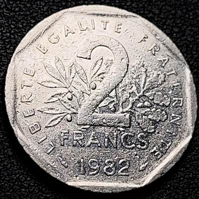 泉币菌-第213场-拍品多 请提前出价（工作最近较忙 发货不及时，望理解） - 1982年 法国2法郎 播种女神 26.5mm 异形币