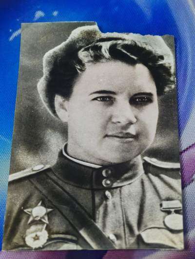 苏联勋章奖章拍卖 本次有亚捏，苏联艺术家，2次英雄的奖状，国际运动员全套等好货 不要错过 3月20日晚上九点结束在麦稀奇 找不到的加我qq或者微信都是184277308备注苏章拍卖。 - 女兵照片10*6.5