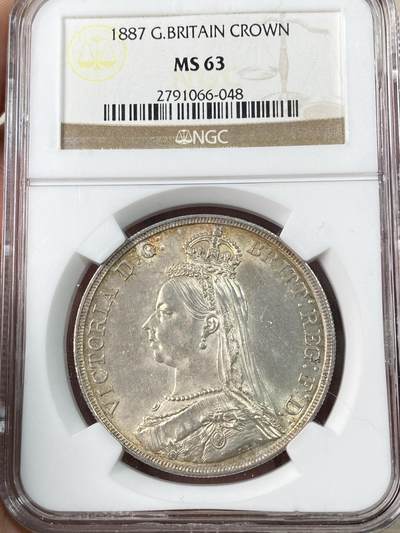 万国钱币拍卖第063期 - NGC MS63 1887英国维多利亚女王高冠马剑克朗 英系经典品种 转光极美淡金彩 打制锋利状态难得 浮雕感圣乔治屠龙