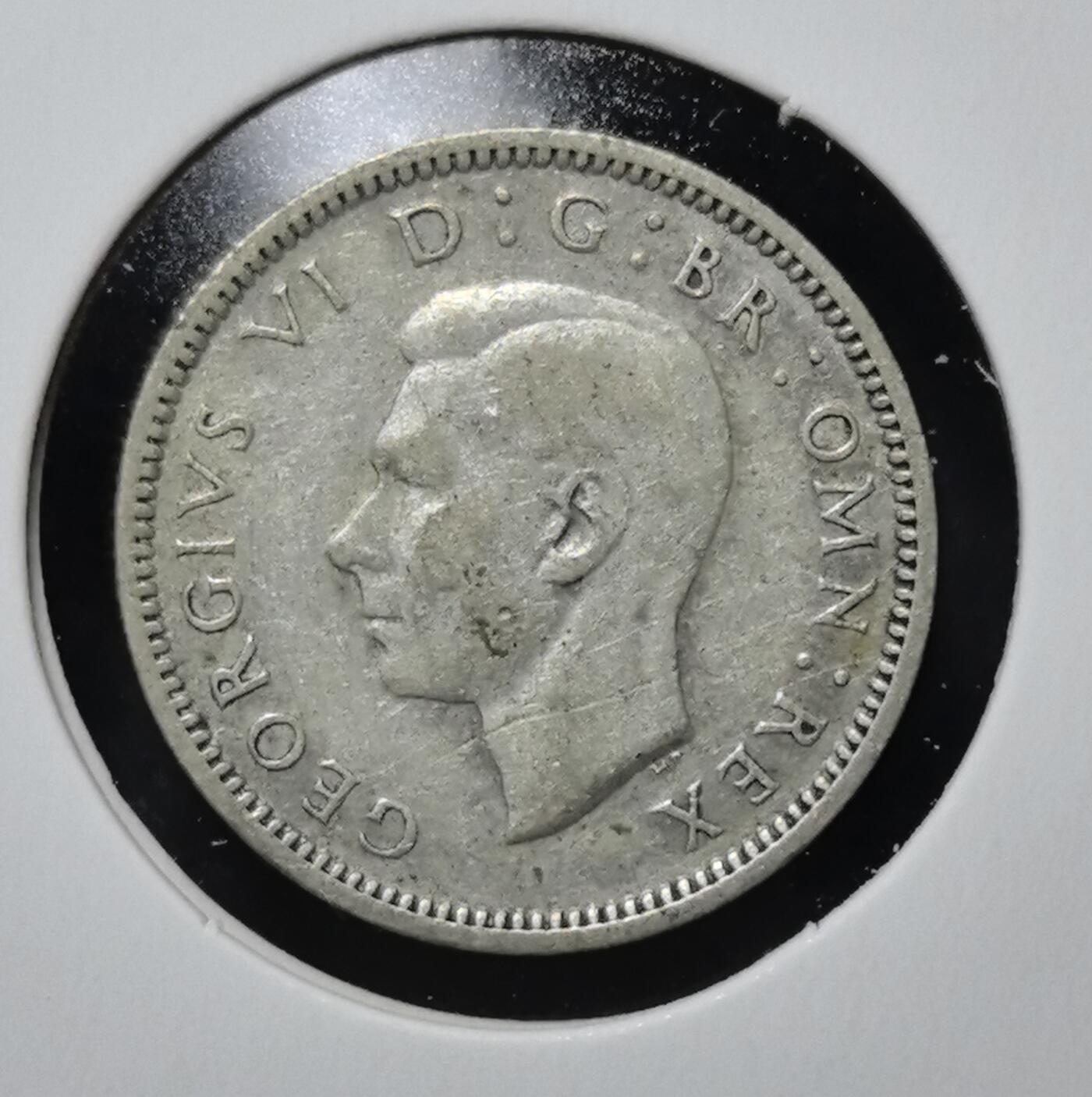 外国优质老铜币银币苏联纪念章，每周六晚九点倒数截拍，满百包邮可寄存，持续收拍 英国乔治六世1943年6便士银币。正面为国王头像，背面是国王花押与王冠，是二战时期英国流通货币，见证战时经济与殖民体系。