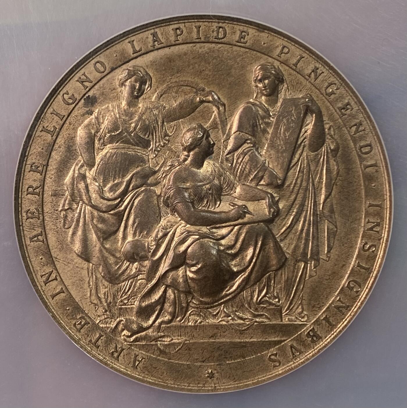 万国钱币拍卖第063期 NGC MS64RB 1883年奥地利维也纳图形艺术协会大铜章 创作中的三女神 古典艺术水平相当高的章牌设计 50MM