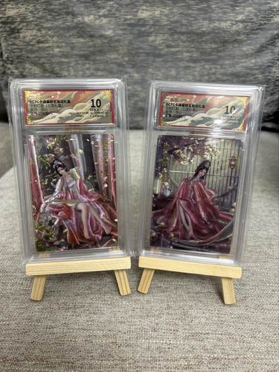 喜灰玩卡拍卖第五期，接拍品0佣金，欢迎送拍，释放现金流，让自己有资金可以购买更多喜欢的卡牌，让别的卡友能淘到更多心仪的卡牌 - 卡德曼三国 兰心老师绘 孔月 、姜霞 折光粗闪  一组两张