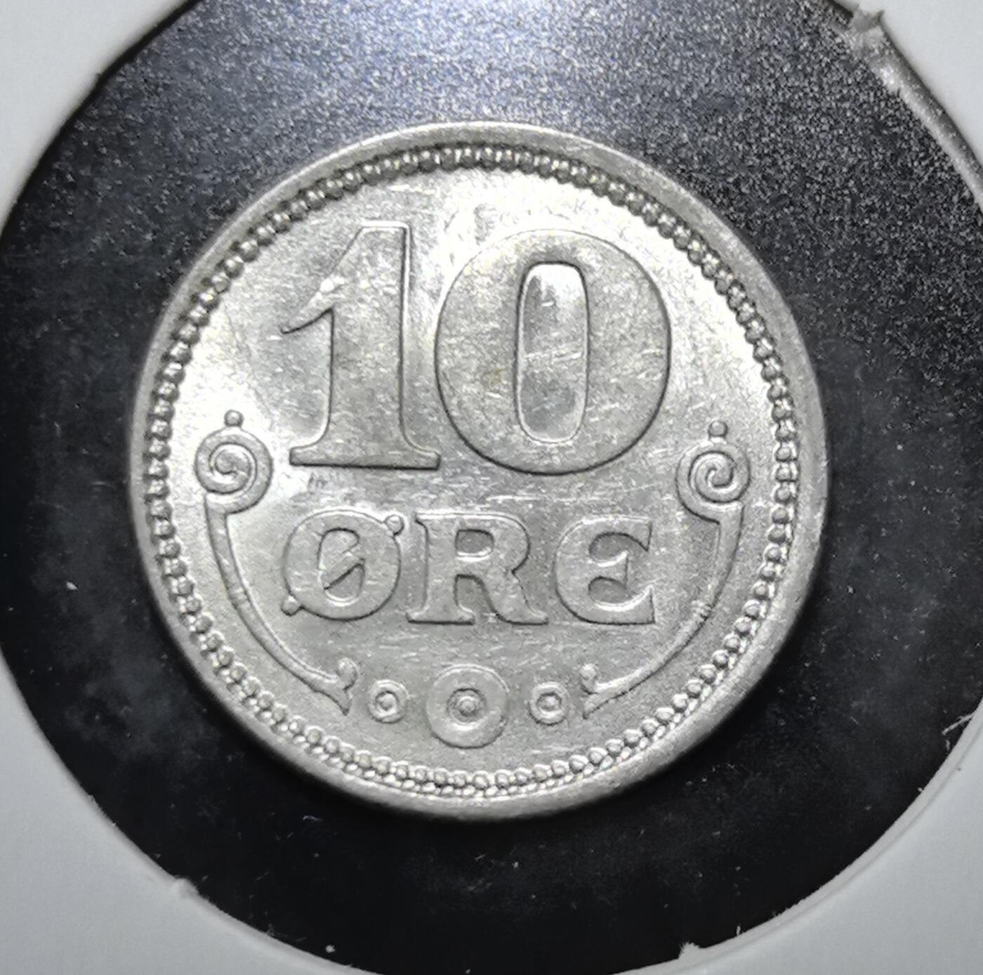 外国优质老铜币银币苏联纪念章，每周六晚九点倒数截拍，满百包邮可寄存，持续收拍 极美品丹麦1915年10欧尔银币。正面为克里斯蒂安十世的花押与王冠，背面是装饰性面值设计，见证丹麦君主制与一战前的北欧货币体系。