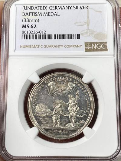万国钱币拍卖第063期 - NGC MS62 18世纪德国洗礼与坚信礼纪念银章 正面为约翰为耶稣在约旦河施洗 背面圣人手抱圣子为在为小孩坚信礼献上祝福 早期原味类镜面精铸极其精美难得