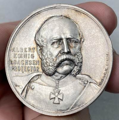 万国钱币拍卖第063期 - 1898年德国萨克森莱比锡第十七届德国中部联邦射击节暨射击协会成立25周年大银章  罕见萨克森王国城市景观射击节 德射罕见名品之一 正面阿尔伯特国王正面肖像雕刻的栩栩如生 背面浮雕莱比锡城市景观刻画极致细腻 原吊环去除 40.54MM 27.6G