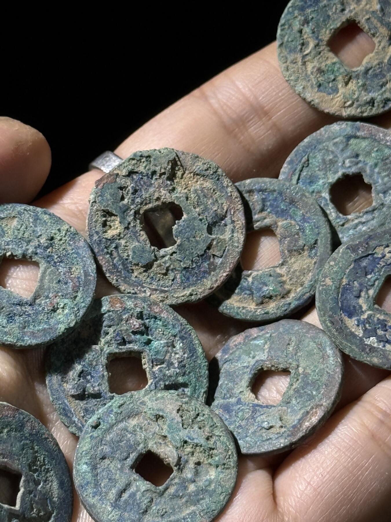 戎马世界章牌大赏，铜钱场 宋小平钱一组，未清理