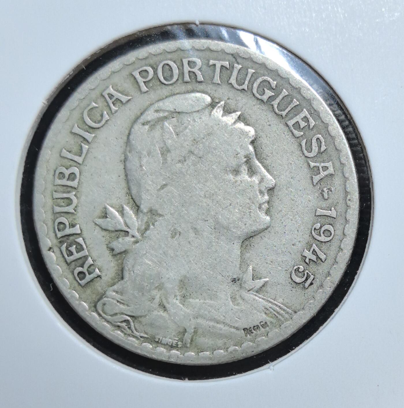 外国优质老铜币银币苏联纪念章，每周六晚九点倒数截拍，满百包邮可寄存，持续收拍 葡萄牙1945 年1埃斯库多，属共和国时期流通币，正面自由女神象征共和精神，背面国徽与月桂纹饰典雅，见证葡萄牙近代历史，是伊比利亚钱币收藏的入门佳品。