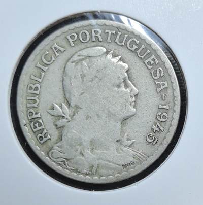 外国优质老铜币银币苏联纪念章，每周六晚九点倒数截拍，满百包邮可寄存，持续收拍 - 葡萄牙1945 年1埃斯库多，属共和国时期流通币，正面自由女神象征共和精神，背面国徽与月桂纹饰典雅，见证葡萄牙近代历史，是伊比利亚钱币收藏的入门佳品。