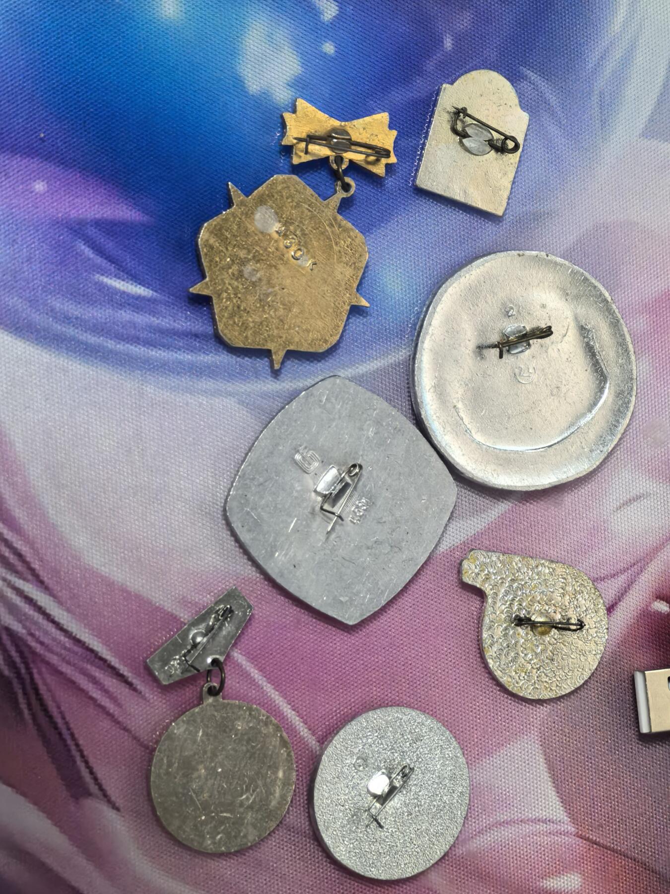 苏联勋章奖章拍卖 本次有亚捏，苏联艺术家，2次英雄的奖状，国际运动员全套等好货 不要错过 3月20日晚上九点结束在麦稀奇 找不到的加我qq或者微信都是184277308备注苏章拍卖。