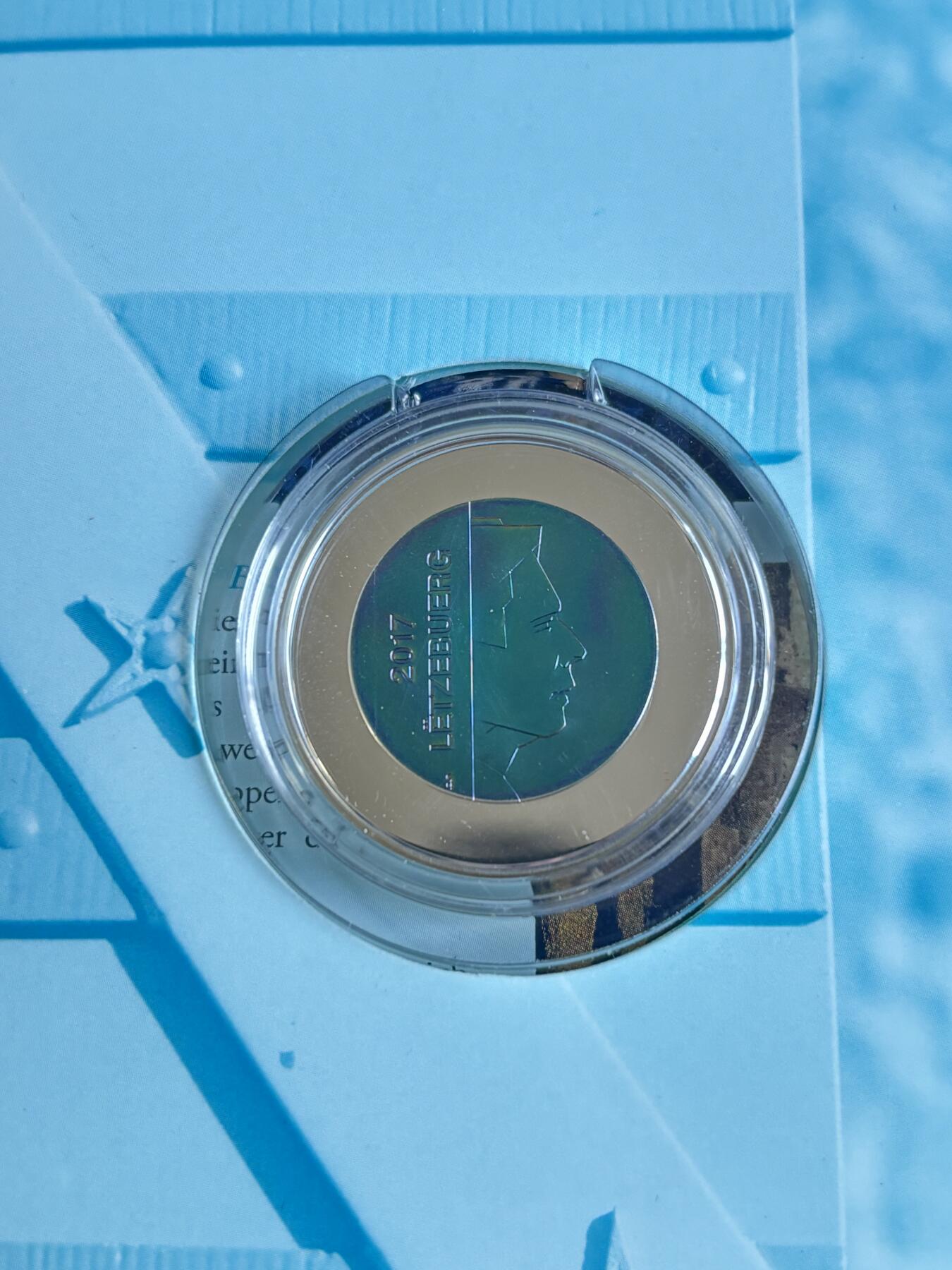 第194期拍卖 卡装卢森堡2017年银铌城堡系列雷当日城堡银铌双金属币，金属:925银/铌，重量:15.48克，直径:34毫米，发行：7000枚