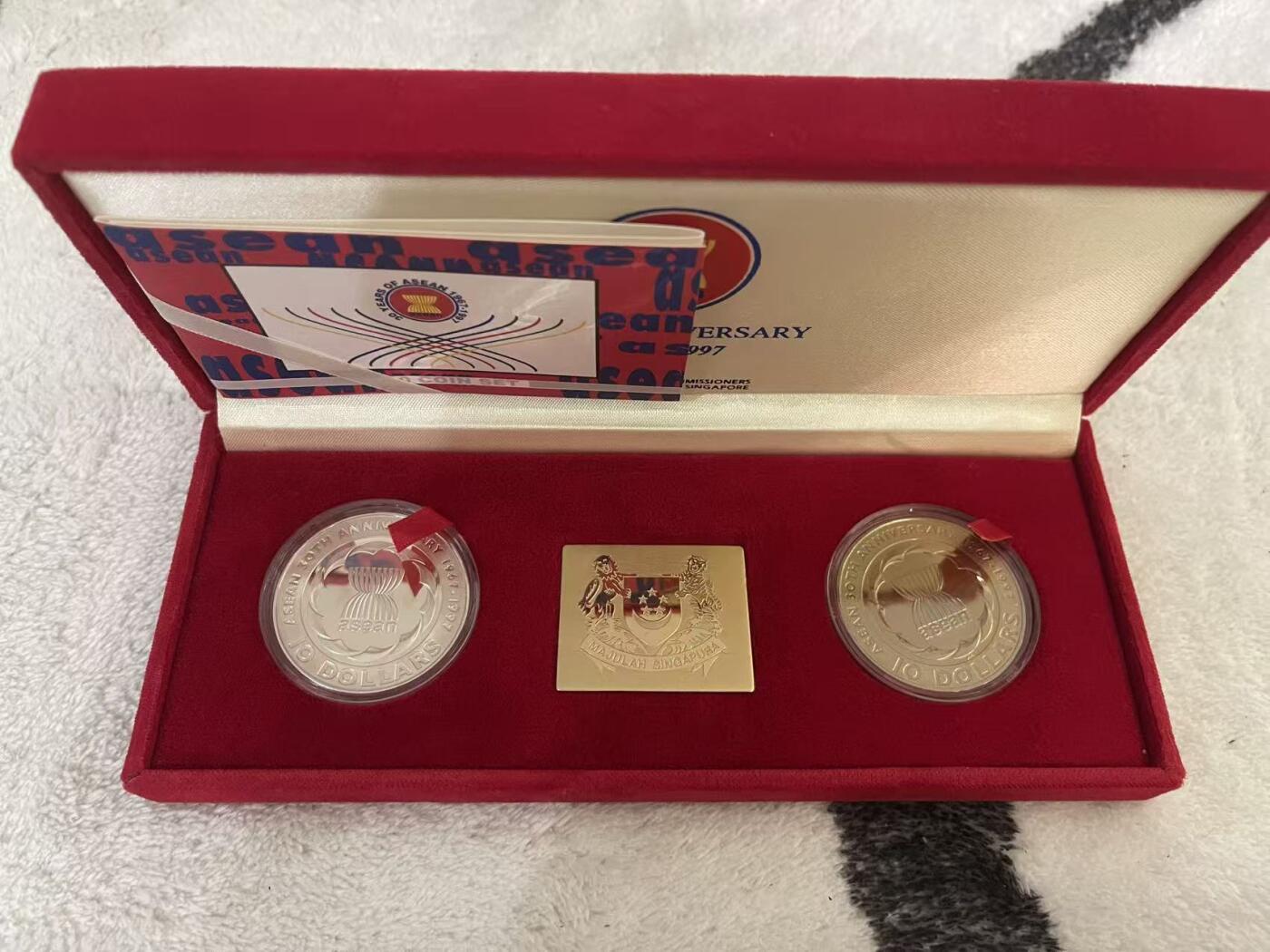 ❤️【币观天下】❤️ 第345期钱币拍卖场- 2026.3.20周五晚上6点半场 长期征集拍品  新加坡1997年东南亚国家联盟Asean纪念银币套装2合1 盒证齐全 含1盎司精制银币 限量发行2800套
