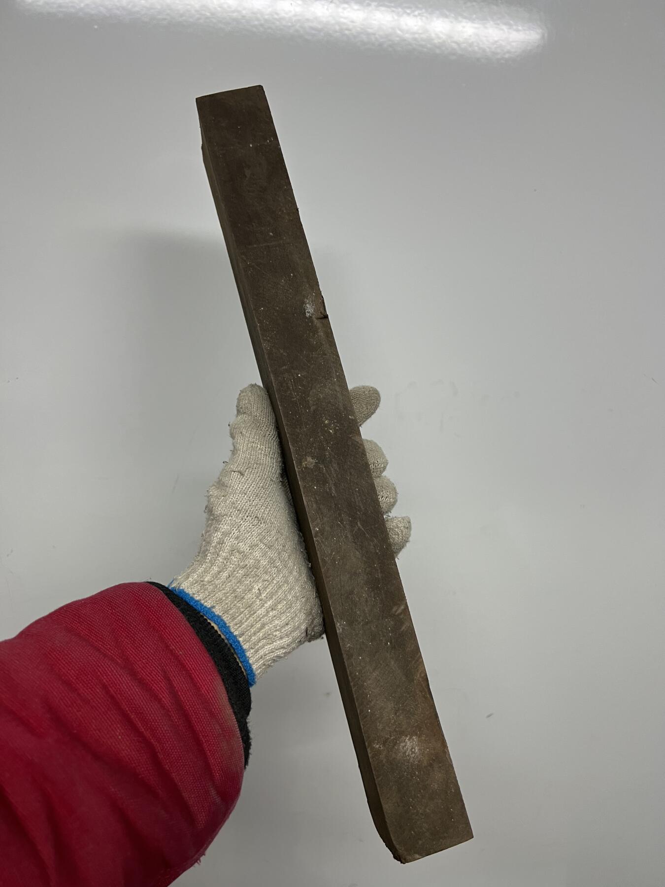 零元拍：NO.3金丝楠阴沉料，切镇尺做牌子，无需打磨就已经金光闪闪。切牌子，做镇尺，干泡台。满金丝药香，尺寸约：40/5/3.7CM。