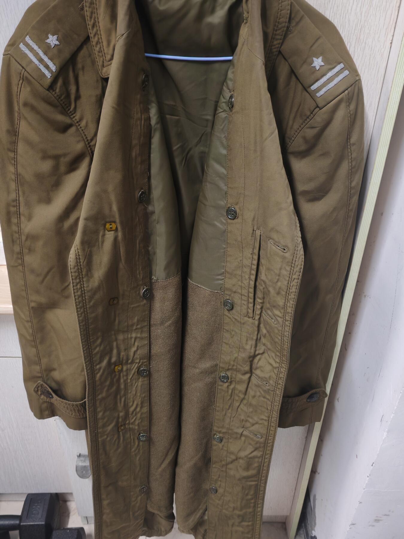 韵星假日军品类拍卖第47期 -- Rimey Holidays Militaria Auction 47 波兰人民共和国人民军少校风衣一件 很大用料扎实保存很好 配件未缺 