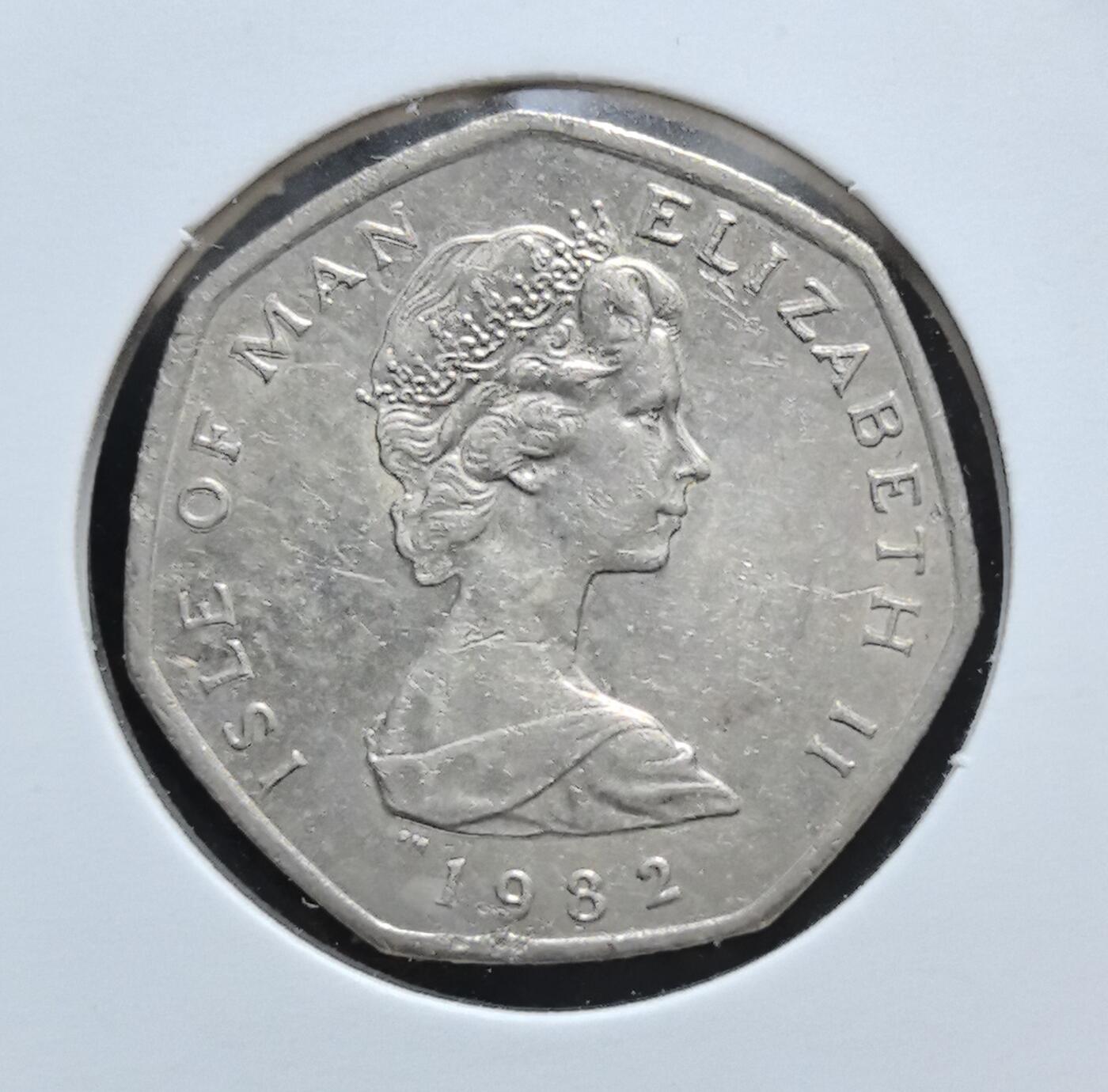 外国优质老铜币银币苏联纪念章，每周六晚九点倒数截拍，满百包邮可寄存，持续收拍 马恩岛1982年维京文化20便士。正面为伊丽莎白二世头像，背面饰以维京船、皇冠与交叉剑纹章，彰显马恩岛独特的维京文化与英国皇家属地身份。