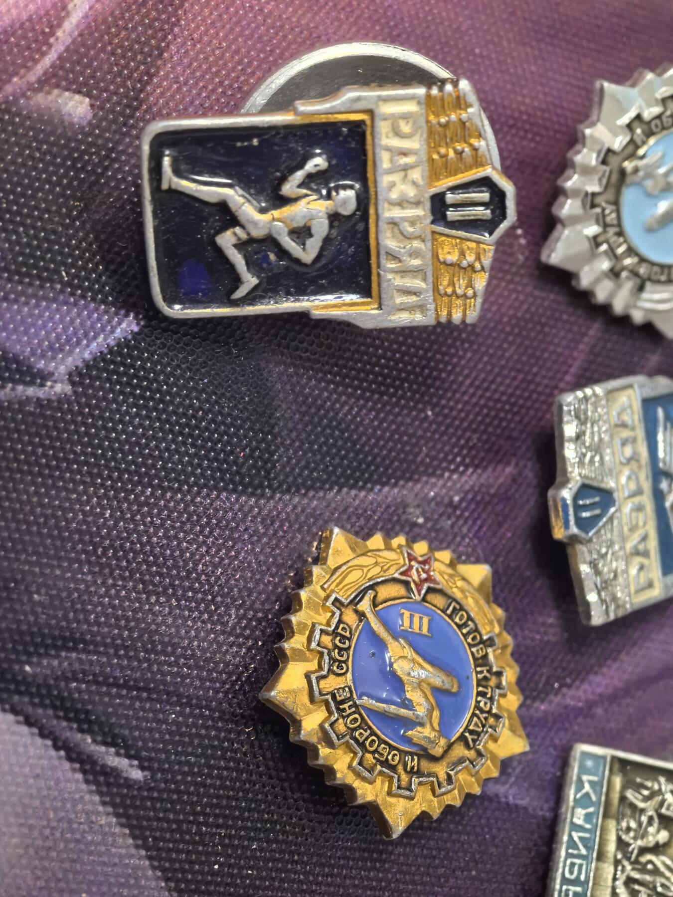 苏联勋章奖章拍卖 本次有亚捏，苏联艺术家，2次英雄的奖状，国际运动员全套等好货 不要错过 3月20日晚上九点结束在麦稀奇 找不到的加我qq或者微信都是184277308备注苏章拍卖。