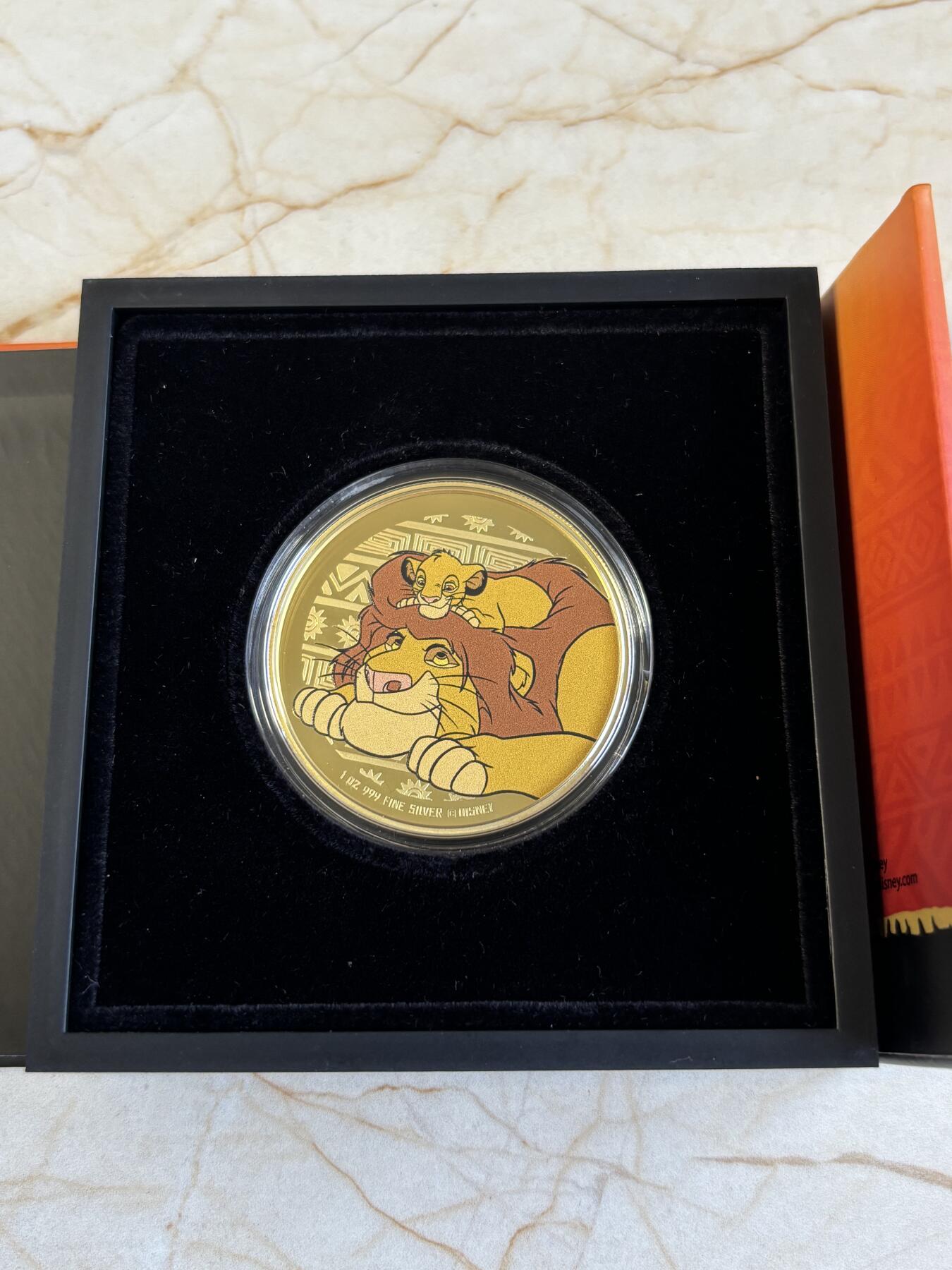 第194期拍卖 纽埃2024年狮子王穆法萨和辛巴1盎司镀金版本银币，999银，发行1994枚