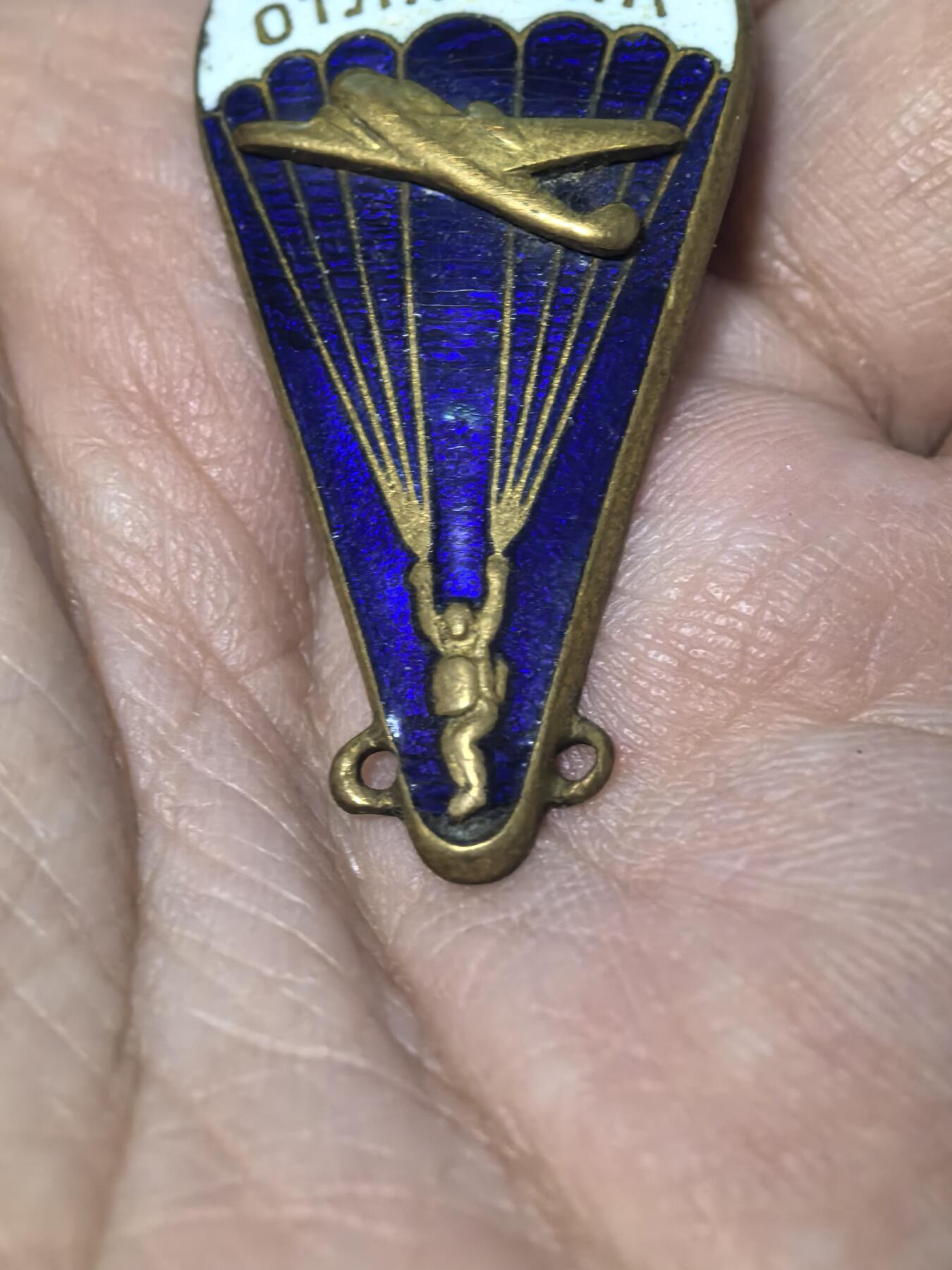 苏联勋章奖章拍卖 本次有亚捏，苏联艺术家，2次英雄的奖状，国际运动员全套等好货 不要错过 3月20日晚上九点结束在麦稀奇 找不到的加我qq或者微信都是184277308备注苏章拍卖。