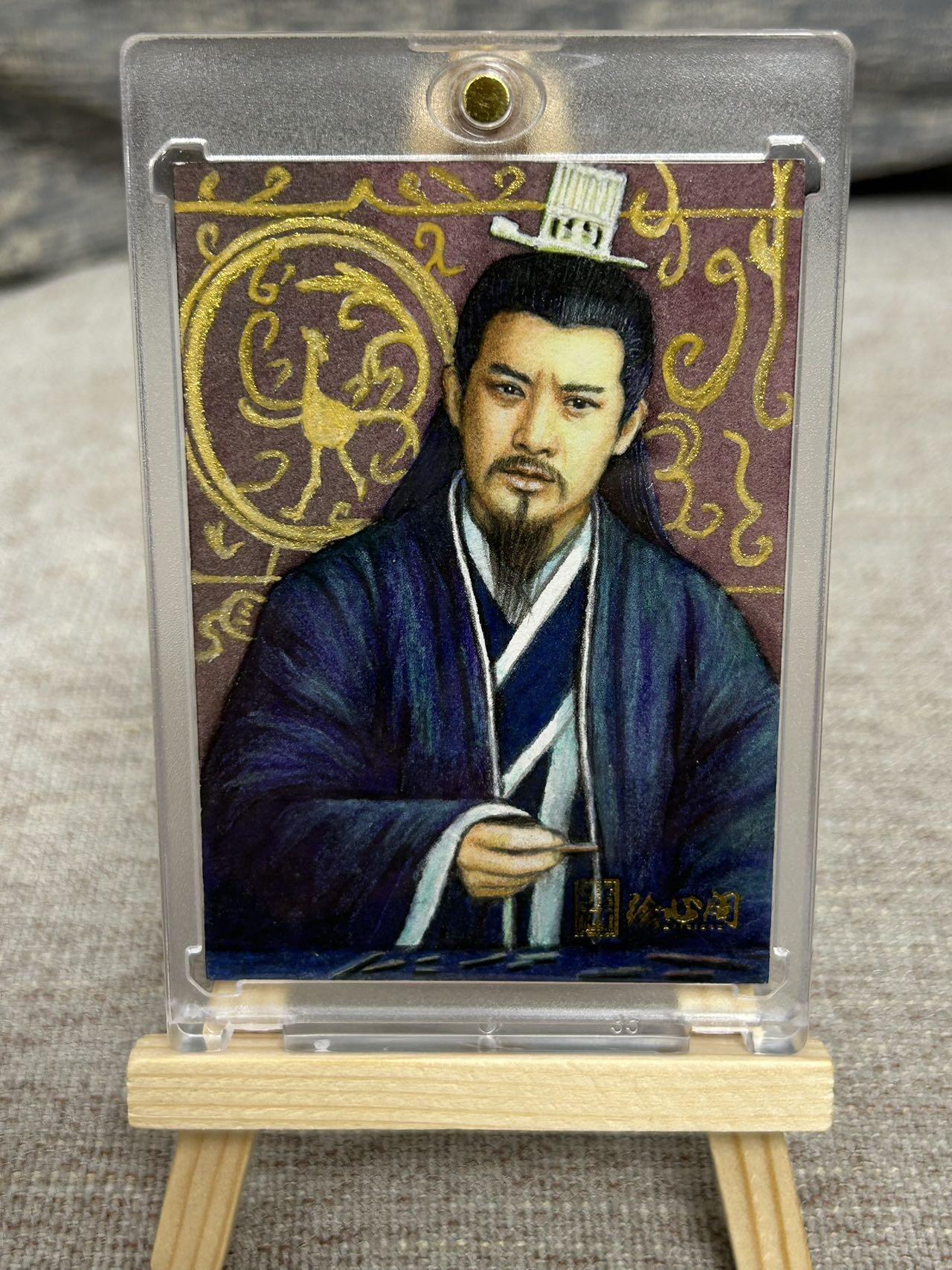 喜灰玩卡拍卖第五期，接拍品0佣金，欢迎送拍，释放现金流，让自己有资金可以购买更多喜欢的卡牌，让别的卡友能淘到更多心仪的卡牌 绘心阁 三国演义 梦华老师手绘原稿 诸葛亮 卡牌尺寸