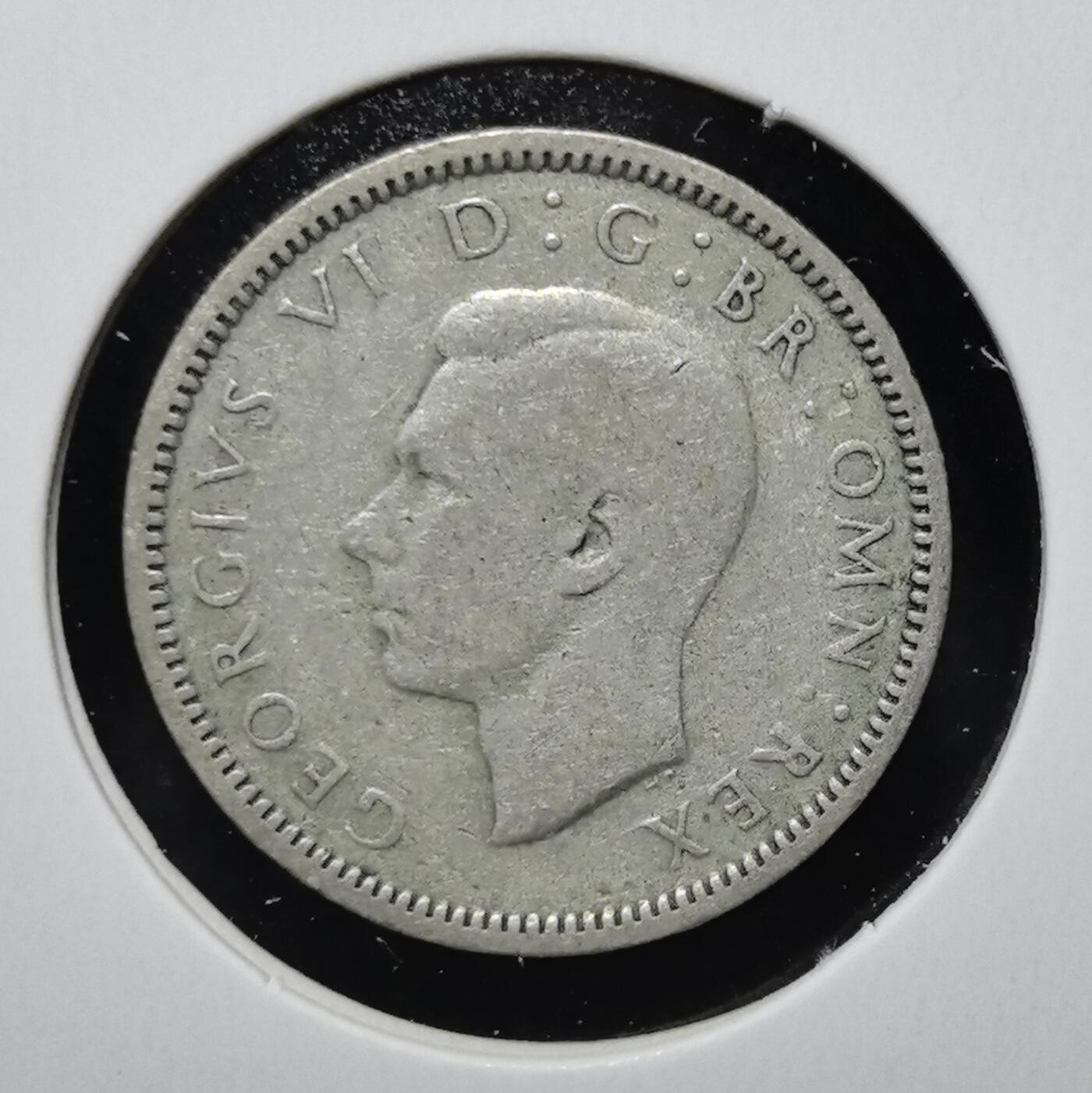 外国优质老铜币银币苏联纪念章，每周六晚九点倒数截拍，满百包邮可寄存，持续收拍 英国乔治六世1940年6便士银币。正面为国王头像，背面是国王花押与王冠，是二战时期英国流通货币，见证战时经济与殖民体系。