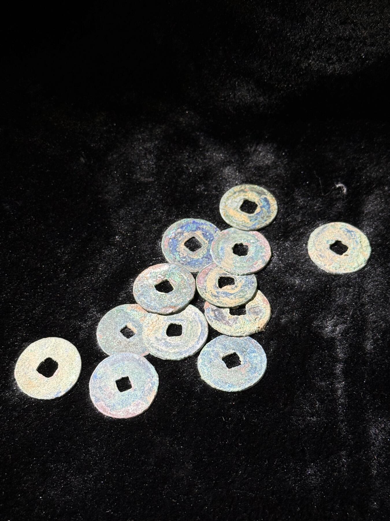 戎马世界章牌大赏，铜钱场 宋小平钱一组，未清理