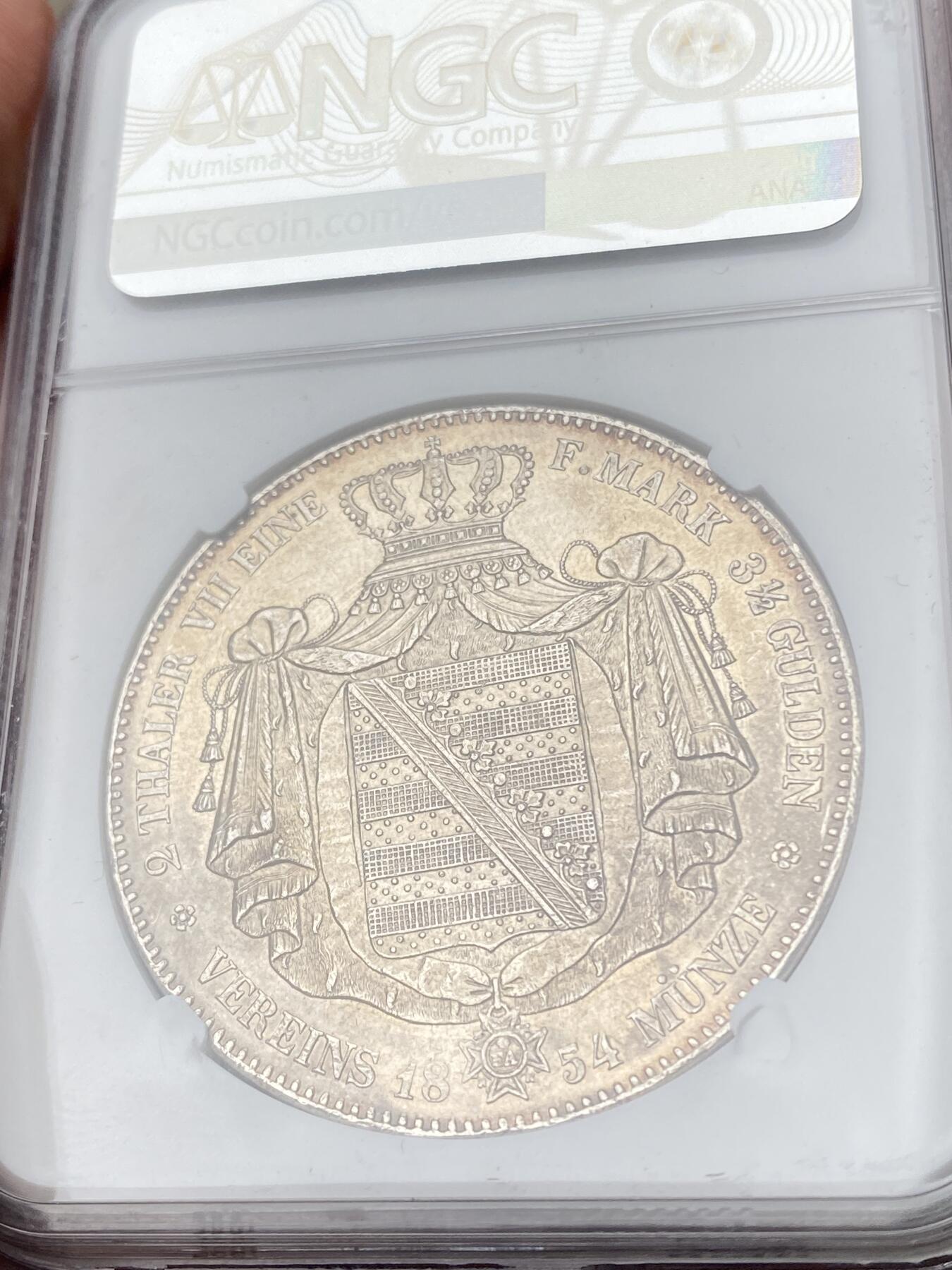 万国钱币拍卖第063期 NGC MS62 1854年德国萨克森奥古斯特五世纹章2泰勒 好品难得的早期萨克森流通2t 原味香槟金孔雀蓝环彩极美 NGC亚军分更高仅一枚