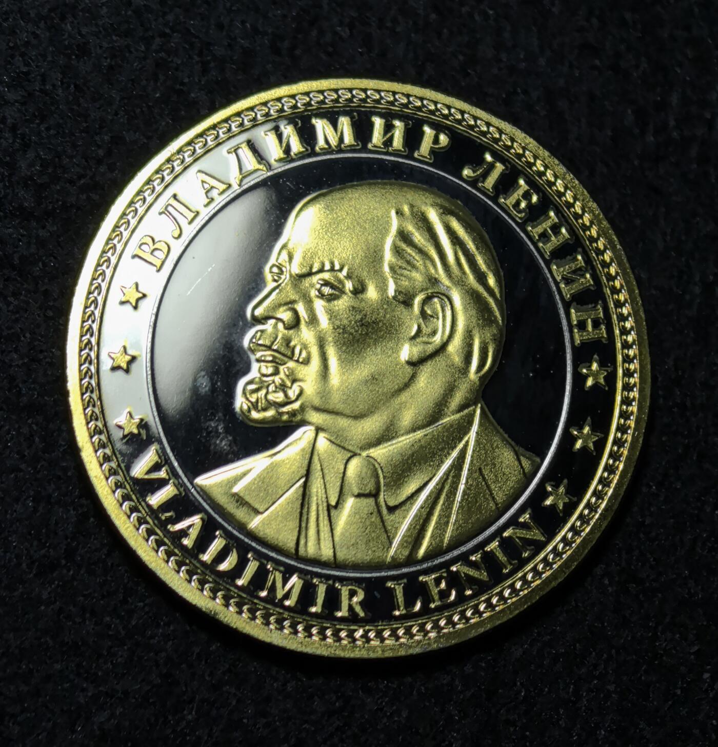 外国优质老铜币银币苏联纪念章，每周六晚九点倒数截拍，满百包邮可寄存，持续收拍 列宁精制纪念章，直径34.8mm，重量19克，正面列宁浮雕像神态庄重，俄英双语标注彰显国际视角，背面苏联国徽承载红色记忆，双色电镀工艺精致，是极具苏联历史与红色收藏价值的纪念佳品。