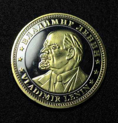 外国优质老铜币银币苏联纪念章，每周六晚九点倒数截拍，满百包邮可寄存，持续收拍 - 列宁精制纪念章，直径34.8mm，重量19克，正面列宁浮雕像神态庄重，俄英双语标注彰显国际视角，背面苏联国徽承载红色记忆，双色电镀工艺精致，是极具苏联历史与红色收藏价值的纪念佳品。