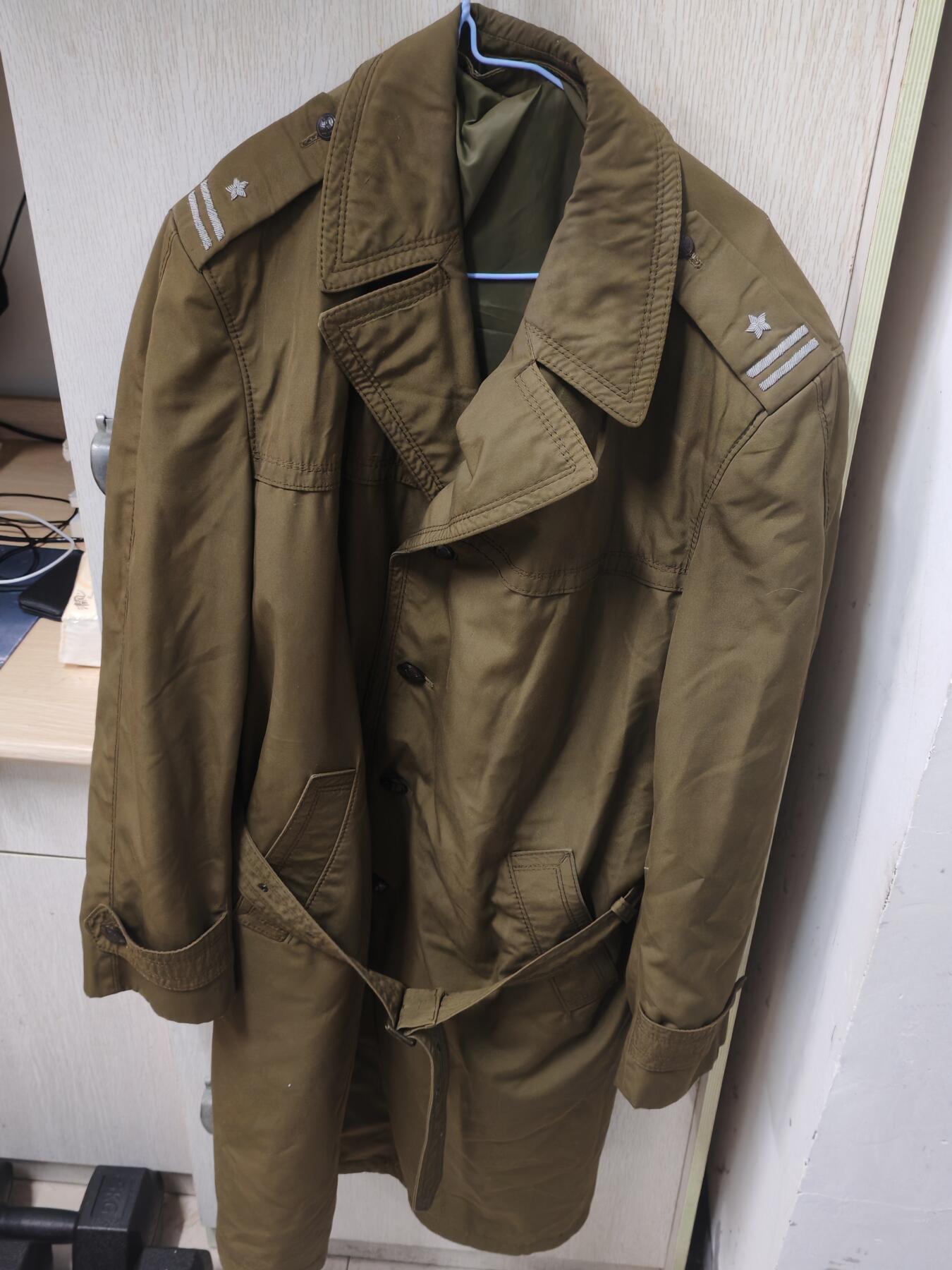 韵星假日军品类拍卖第47期 -- Rimey Holidays Militaria Auction 47 波兰人民共和国人民军少校风衣一件 很大用料扎实保存很好 配件未缺 