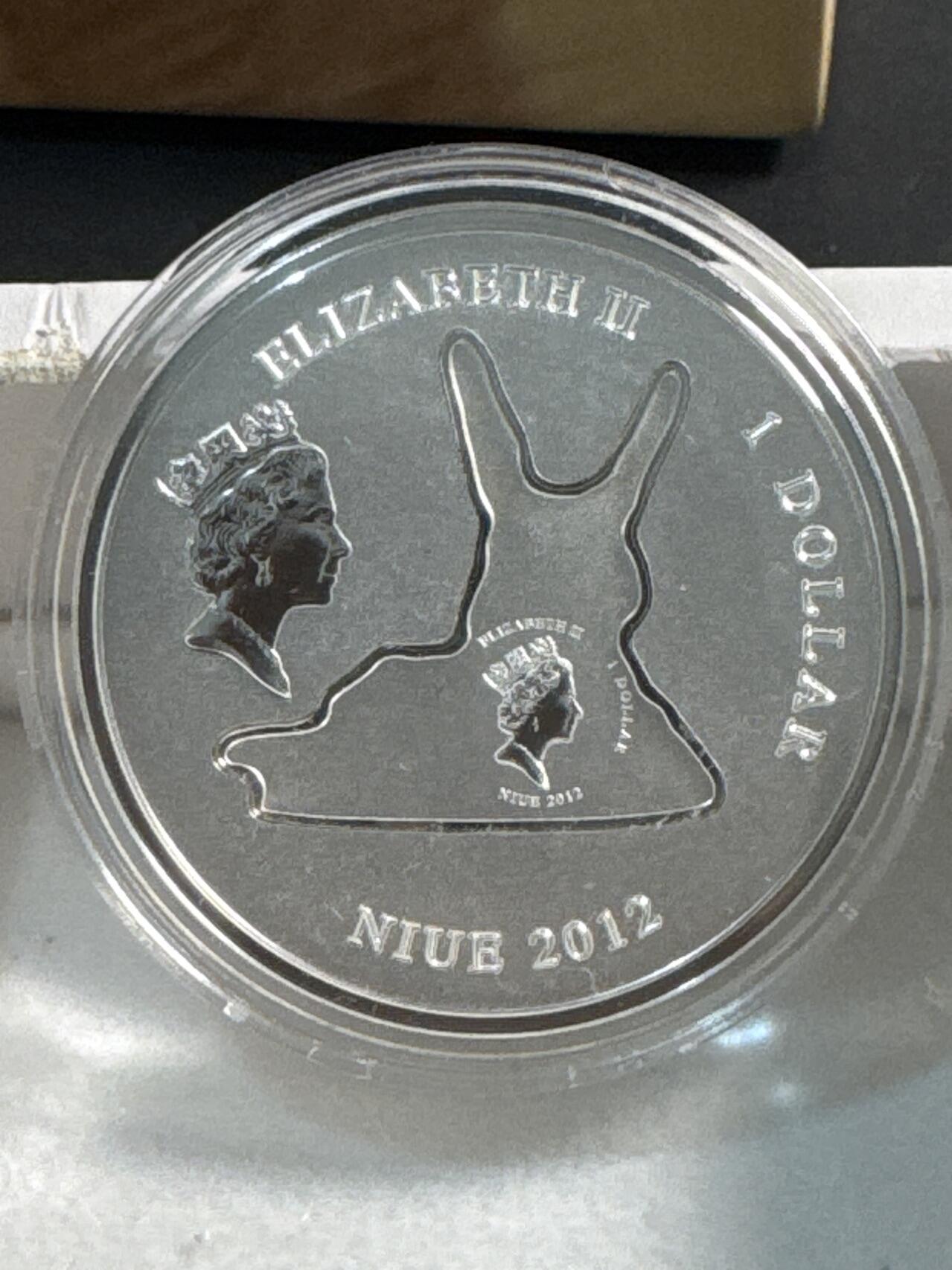 ❤️【币观天下】❤️ 第345期钱币拍卖场- 2026.3.20周五晚上6点半场 长期征集拍品  2012年纽埃1+1元镶嵌普制磨砂银币套 宗教雕塑-圣殇（米开朗基罗） 1盎司999银 发行量：1千 盒证全 瑞士PAMP出品