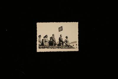 戎马世界章牌大赏第112期 德专场 - 1938年布雷斯劳体操与体育节   希特勒和康斯坦丁·希尔（帝国劳役服务（RAD）总领袖）现场出席的照片