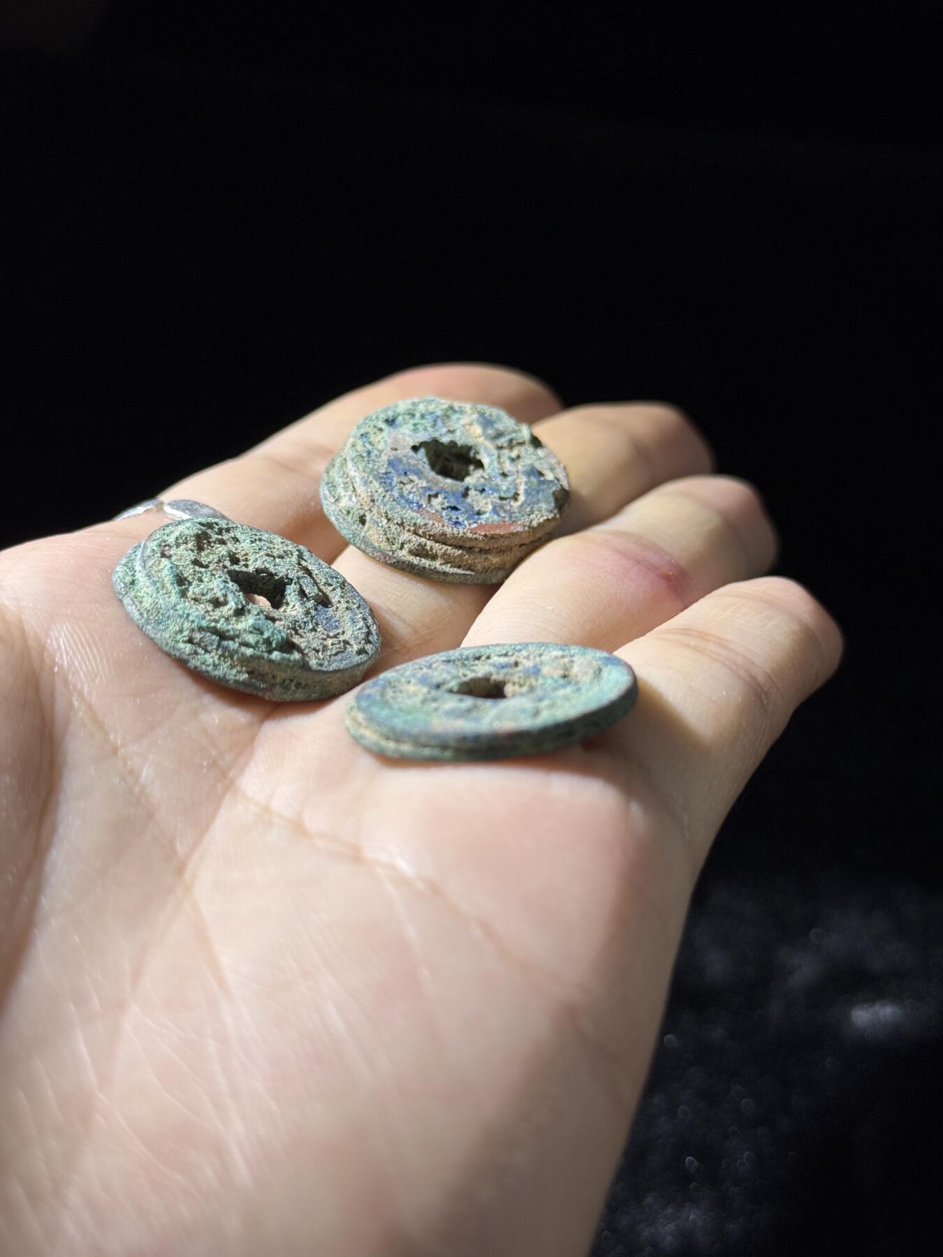 戎马世界章牌大赏，铜钱场 宋小平钱筒子一组，两个二联一个三联