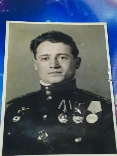 苏联勋章奖章拍卖 本次有亚捏，苏联艺术家，2次英雄的奖状，国际运动员全套等好货 不要错过 3月20日晚上九点结束在麦稀奇 找不到的加我qq或者微信都是184277308备注苏章拍卖。 - 苏联英雄的老照片 后面的字有些模糊了不知道是谁 有能力的可以查一查尺寸11.5*8