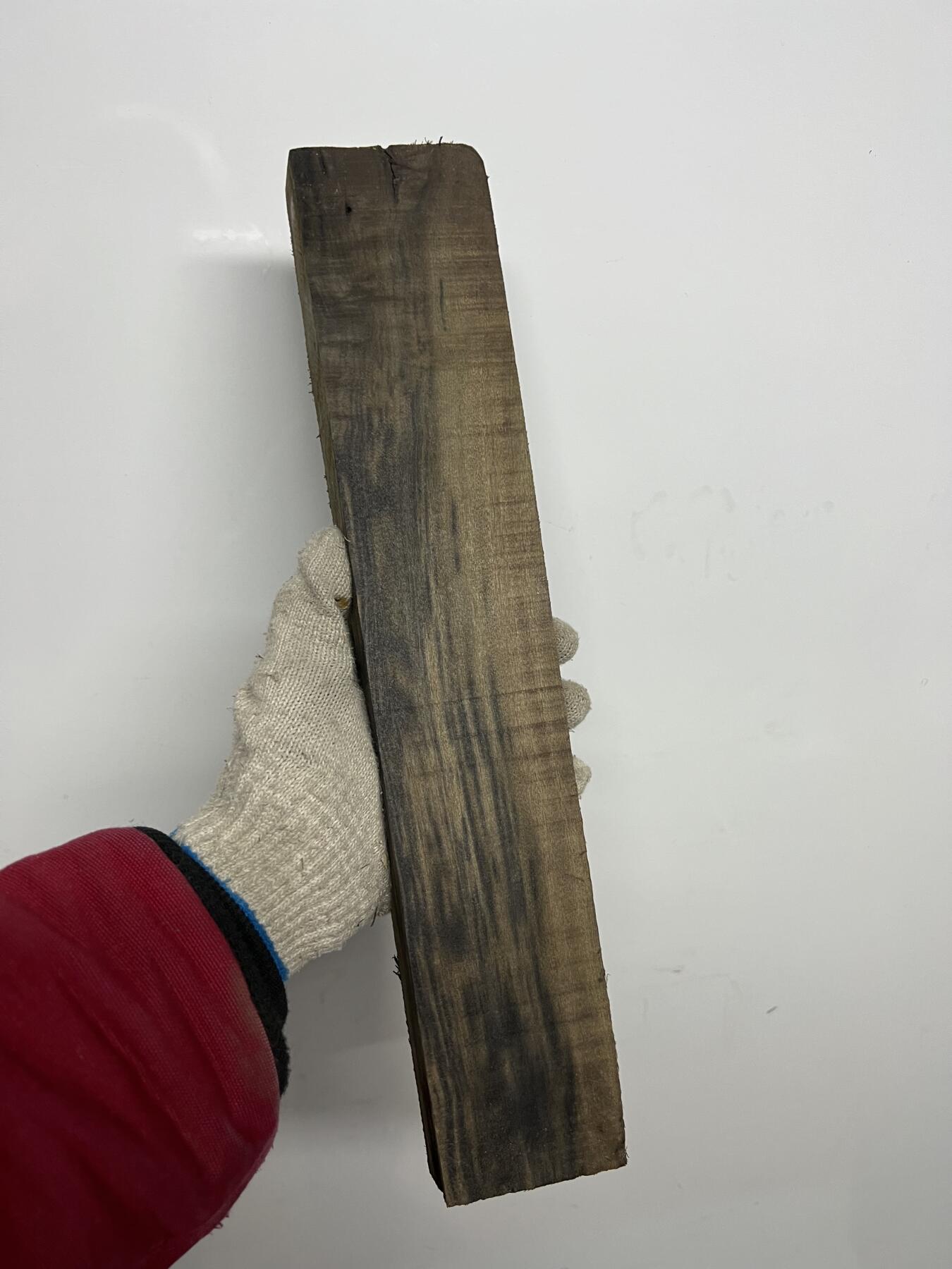 零元拍：NO.4金丝楠阴沉料，切镇尺做牌子，无需打磨就已经金光闪闪。切牌子，做镇尺，干泡台。满金丝药香，尺寸约：37.5/7/2.9CM。