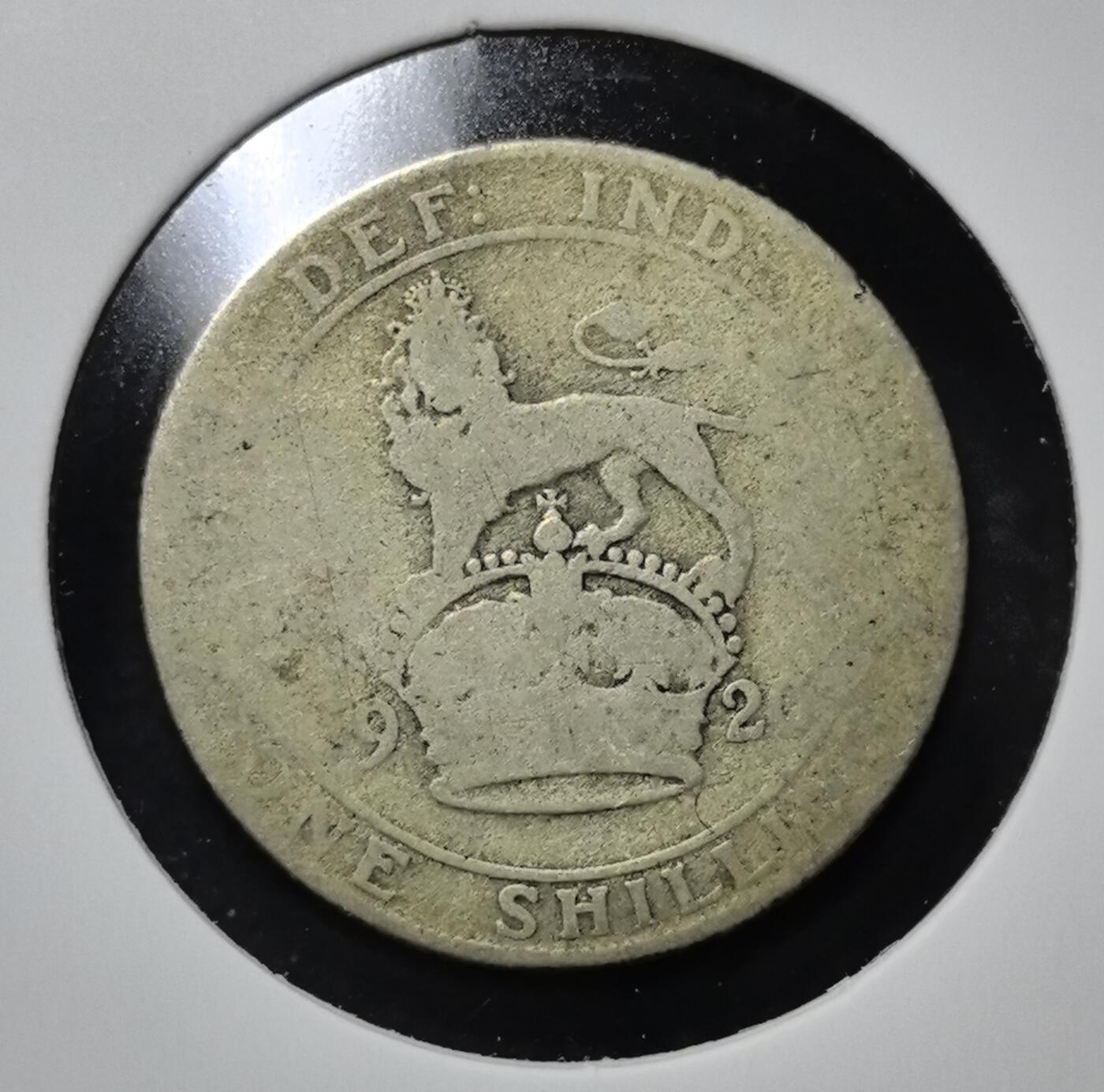 外国优质老铜币银币苏联纪念章，每周六晚九点倒数截拍，满百包邮可寄存，持续收拍 英国乔治五世1920年1先令银币。正面为国王头像，背面是戴冠雄狮与王冠，见证英国战前货币体系，1947 年后改为铜镍材质。