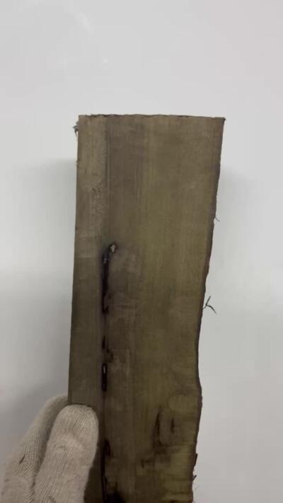 零元拍：NO.2金丝楠阴沉料，切镇尺做牌子，无需打磨就已经金光闪闪。切牌子，做镇尺，干泡台。满金丝药香，尺寸约：42/7.5/3.7CM。